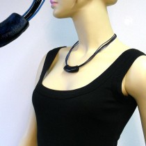 Collier Halskette Rohr flach-gebogen blau-schwarz 45cm