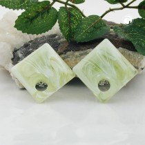 Ohrring Viereck mit Loch lindgrün-weiß