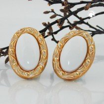 Ohrring oval weiß mit Rahmen Goldfarbig