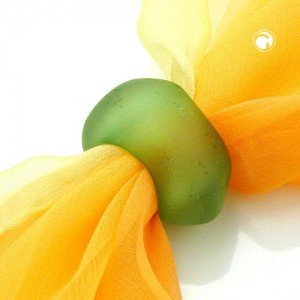 Tuchperle oval grün-matt Struktur