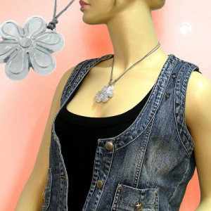 Collier Halskette Blume hellgrau-marmoriert 80cm
